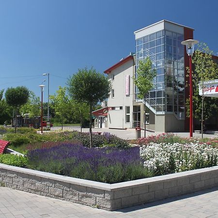 Hotel Dominika Pressburg Exterior foto